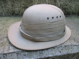 British pith helmet.early model. nicely marked with broad arrow and dated 1941. Engelse tropenhelm vroeg model, na 1942 werden er andere typen helmen uitgereikt. dit model is iets moeilijker te vinden. mooi gemarkeerd. gedragen staat.