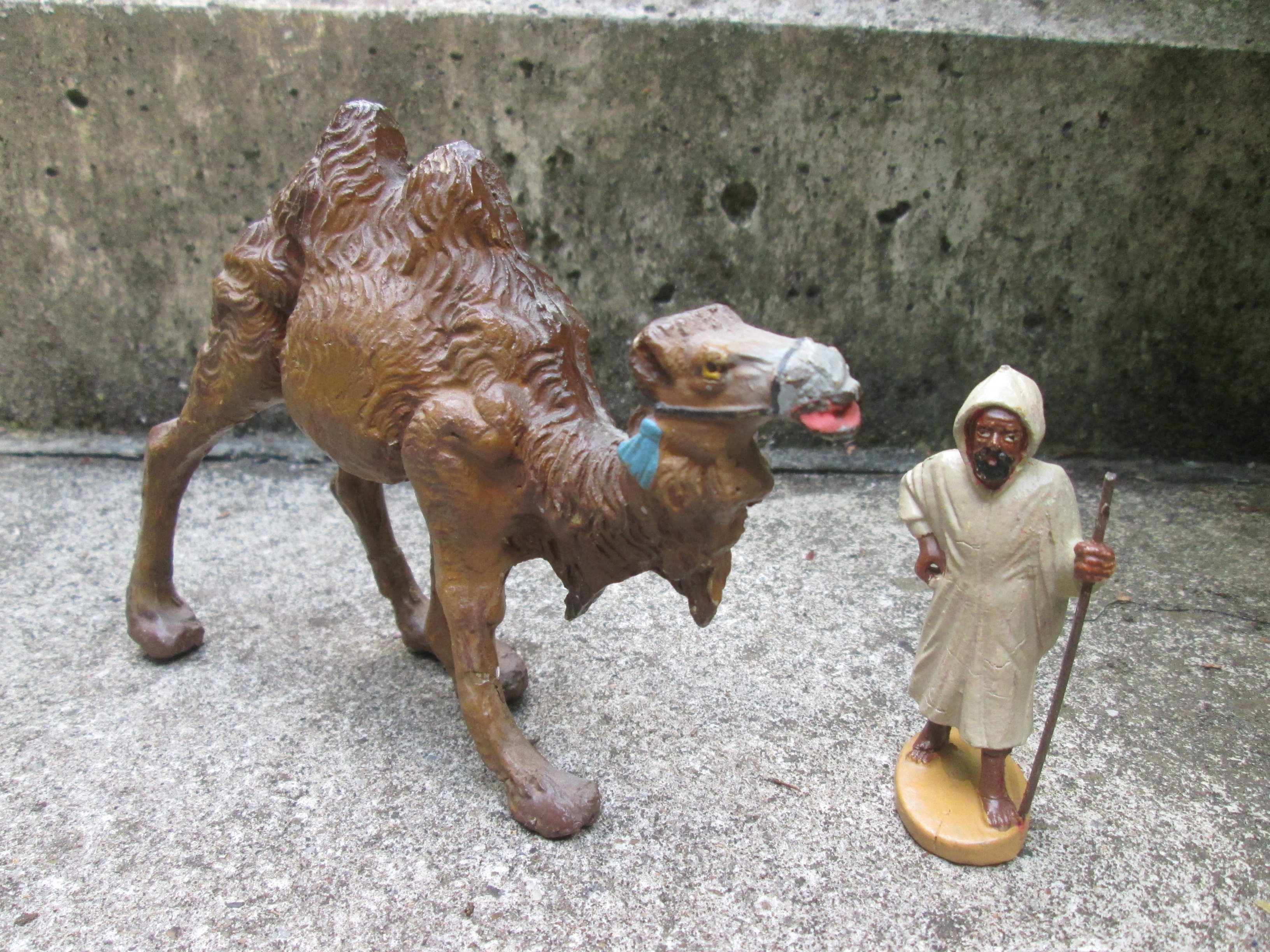 Nice and very rare set a camel, cameldriver ( INCAMIN) and a katholic missionary (no maker) leuke set kameel met kamelendrijver en een katholieke missionaris, zeldzaam