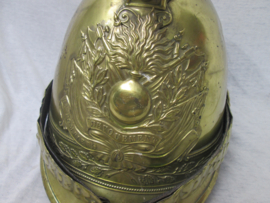 French fire helmet 1885. Franse brandweer helm geinspireerd op het model van de 2de Empire werd deze gemaakt model 1885 Troisiemme Republique, geen binnenwerk verder in een zeer nette staat.