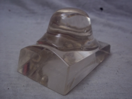 German helmet made of glass as press-papier. Miniatuur glazen Duitse helm Model 1916 als press-papier. leuke variant op de vele metalen en bronzen miniatuur helmen.