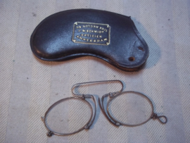 old glasses in case. Antiek knijp brilletje in originele etui met naam van de opticien erop.