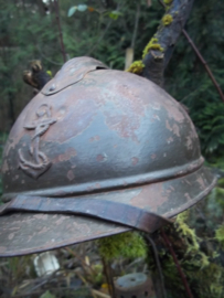 French helmet Model 1915 with colonial badge. Franse helm m-1915, koloniaal embleem. helm mooi gemarkeert, binnenwerk is zo gemaakt door de eigenaar gaf meer verkoeling. ZEER zeldzame helm. nooit aan gerommeld.