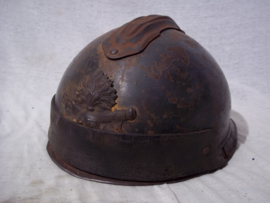 French modified Artillery helmet 1915. Gemodificeerde Franse helm Artillerie eenheden 1e model uit 1915, ZEER zeldzaam en curieus. voorscherm van de helm werd verwijdert om beter door de optische instrumenten te kunnen kijken.