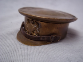 Trench- art a British cap with little badge as box. Loopgraven kunst Engelse leger pet met embleem en kinriem je kunt het gebruiken als pillendoosje.zeer bijzonder stuk als loopgraven kunst. zeldzaam.