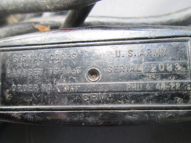 US- Army field telephone used by para and special forces. Amerikaanse telefoon hoorn met 2 knijpers die je op een draad kon klikken en zo kon je communiceren para en special forces gebruikte deze. mooi gemarkeerd 1944.