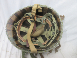 US- Army paratrooper helmet front seam, fixed bail, with Westinghouse liner. nicely marked. Amerikaanse parahelm met binnenhelm, zeldzame set. leuk is dat de binnenhelm na de oorlog door de PATHE cinema's is gebruikt