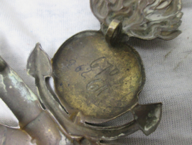 French Navy Artillery shako plate Circa 1850- 1900, Franse Marine- artillerie shako embleem, genummerd aan de achterkant, Zeldzaam stuk, compleet met de 3 bevestigings ogen.