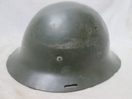 Dutch helmet model 1920- 1923. Nederlandse helm met CM stempel Centraal Magazijn 1929, 3 riemsleuven en etiket 3e Regiment Genie troepen 1939 met persoonlijk nummer, helm is niet magnetisch Zeldzaam TOP stuk.