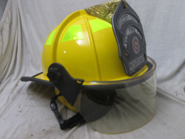 American firefighter helmet in a nearly mint condition nice with the eagle sign on the back. Amerikaanse brandweerhelm in een nette staat bijzonder decoratief item. zeldzaam stuk.