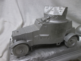 Inkset, with French armoured car and helmet, first worldwar. Inktstel, met Franse panserwagen en typische helm, (welke los zit). glazen inktpotje is ook weg. zeer decoratief en een stuk zeldzamer dan degene met de WO1  tank.