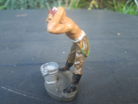 ELASTOLIN Grman soldier washing himself. Duitse soldaat wast zich. goede staat