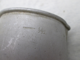 German drink cup, nicely marked. Duits Drinkbeker voorop de veldfles. mooi gemarkeerd met de maker Wilhelm berg. dit is een kwart liter beker uit aluminium welke je ook op je veldfles kon zetten.