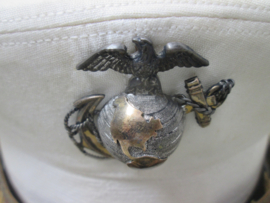 USMC officers white dress visor cap, with nice embroidered pattern on visor. The Berkshire named to major Melvyn Herbert Kerr. United States Marines officiers pet met opgelegd pet embleem.