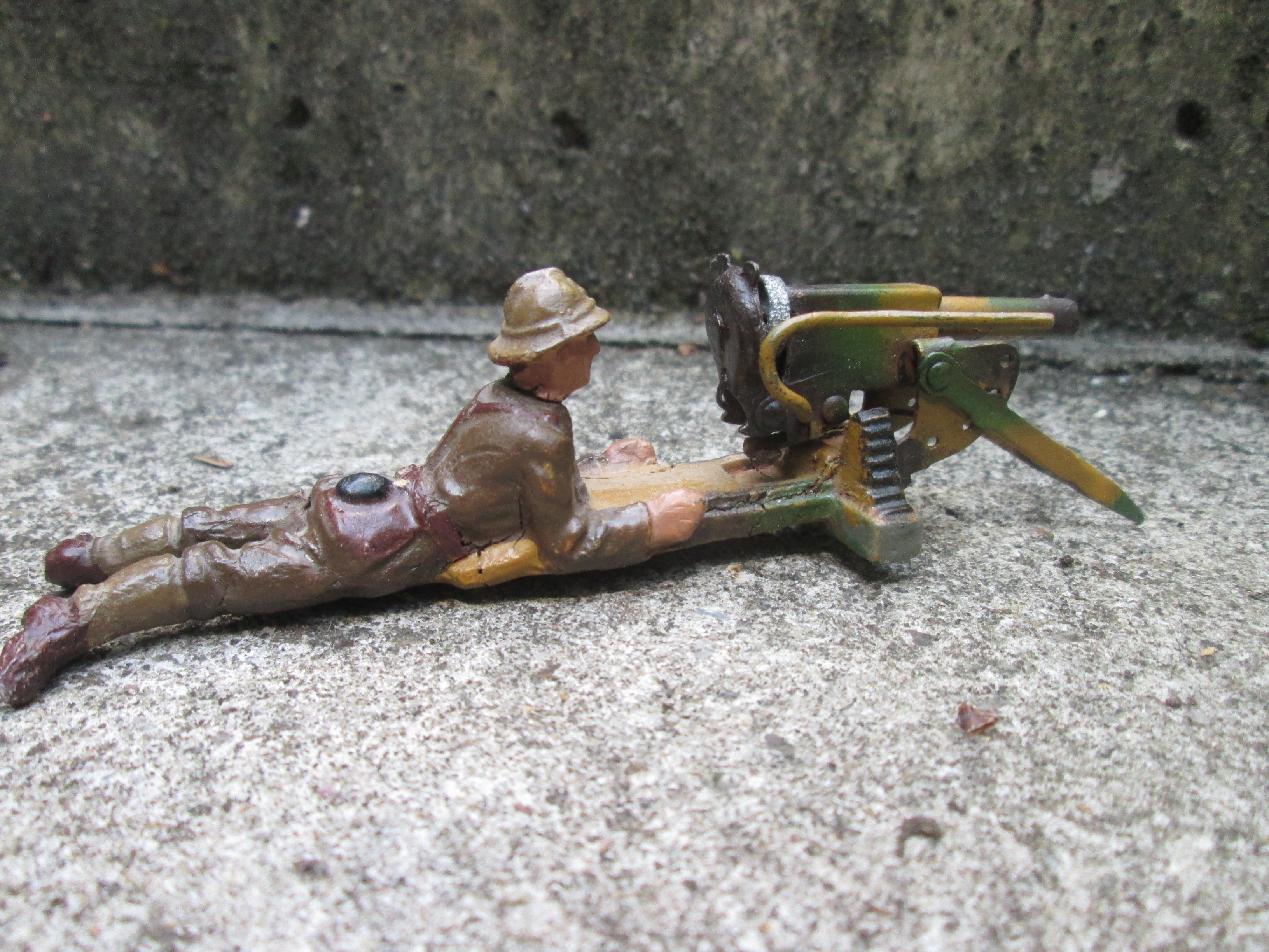 LINEOL Belgium soldier behind his machinegun, working order. Lineol Belgisch speelgoed soldaat met mitrailleur welke functioneert met klappertjes, zeldzaam stuk.