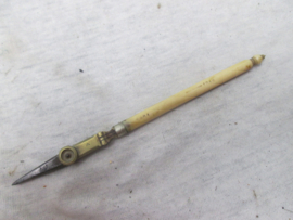 3 items used by an artillery officer. 3 items die gebruikt zijn door een Engelse officier van de Veldartillerie. 2 meetlatjes gedateerd 1917 en pen met broad arrow en 1915 gedateerd bijzonder.