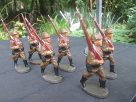 ELASTOLIN 11 Marching belgium soldiers with officer. 11 Marcherende Belgische soldaten met officier, goede staat.