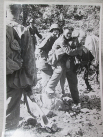 Very rare german Waffen ss Press Photo. nicely marked Operation SCHWARZ in may 1943 against partisants. Duitse press foto met Waffen ss archief stempel zeer bijzonder 71-13 cm