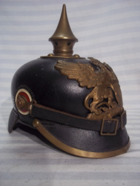 German NCO spike helmet Baden in a very good condition. Duitse pickelhaube 1903 van het 111e Infanterie Regiment mooi gemarkeerd geen dubbele gaten mooi gelijk gekleurd deelstaat Baden. Onderofficier. zeer goede staat