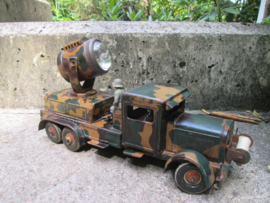 German Tippco Military truck with searchlight, working on batteries. Duitse blikken speelgoed vrachtwagen camouflage met zoeklicht dat op batterijen werkt zeer goede staat bijzonder stuk.