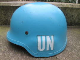 Dutch NATO Kevlar helmet. Nederlandse blauw helm van de NAVO. Kevlar model.