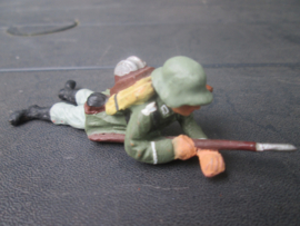 ELASTOLIN German shooting soldier. schietende Duitse soldaat.