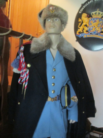 Tjechische paleiswacht compleet jas broek riem pet lange mantel bontkraag en bontmuts.
