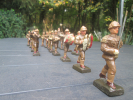 LINEOL Belgium soldiers drumband smaller size. 15 Belgische soldaten drumband 1 met lyra. kleiner model soldaatjes bijzonder apart.