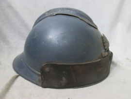 French modified Artillery helmet 1915. Gemodificeerde Franse helm Artillerie eenheden 1e model uit 1915, ZEER zeldzaam en curieus. voorscherm van de helm werd verwijdert om beter door de optische instrumenten te kunnen kijken.