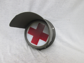 Red cross car lamp. Rode kruis lamp voor op de Ambulance, Geneeskundige troepen, weet niet welk voertuig, alleen decoratief. glazen lamp in metalen frame.