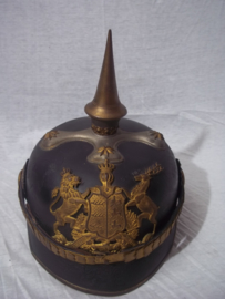 German officers spike helmet Würtemberg. war manufactering in case. Duitse pickelhaube officier deelstaat Würtemberg, oorlogsaanmaak, vuurverguld, grote maat met opbergkoffer. nooit aan gerommeld zo gevonden, TOP stuk.