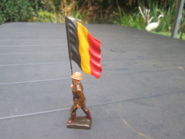 LINEOL Belgium soldier with flag smaler size. Belgische soldaat met vlag kleiner model.