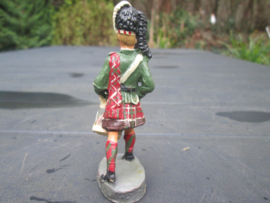 CHIALU Scottish highlander with featherbonnet and drums. Schotse hooglander met trommel.