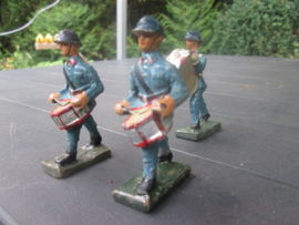 DURSO 8 French soldier making music WW1. Franse soldaten drumband bijzonder, goede staat.