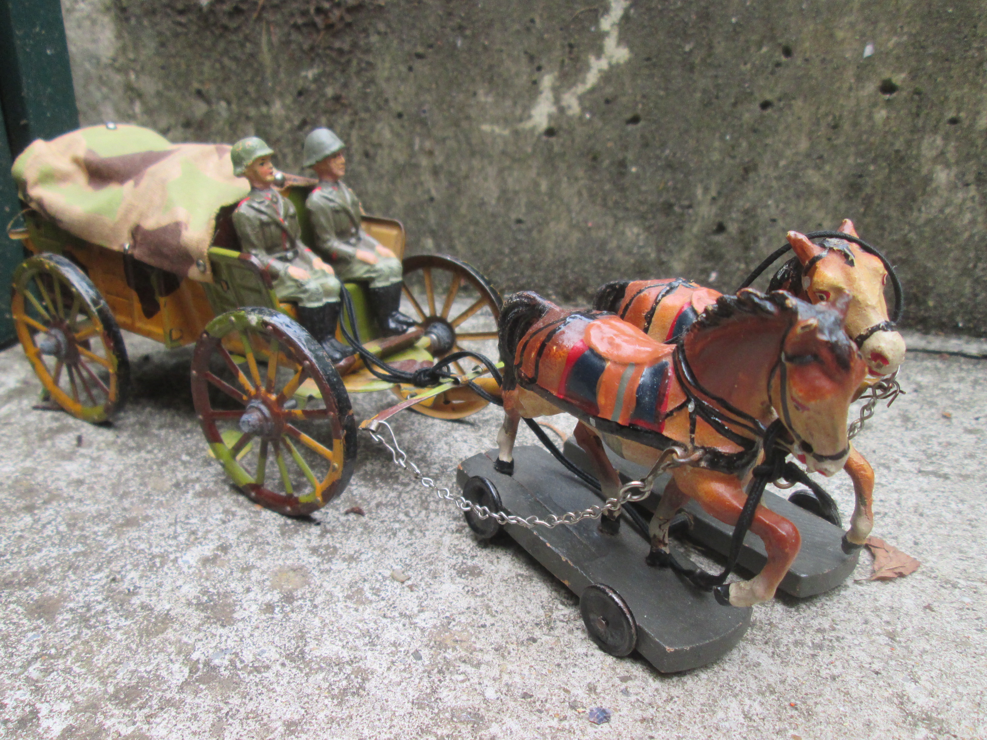 Blikken huifkar met paarden, zeer decoratief camo doek en twee Duitse soldaten gemaakt door Elastolin.