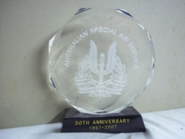 Crystal remembrance of the 50 th anniversary of the Australian Special Air Service.Herinnerings item van berg kristal Australische SAS. 1957- 2007