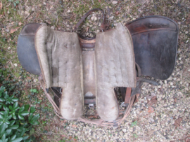 Duits paardenzadel, compleet met singel, stijgbeugel en alle stelriemen, mooi gemarkeerd maat 2 zadel - 1942- met Waffenambt stempel zeer goede complete staat Armee sattel M-25.  zo compleet zelden gezien TOP-stuk.