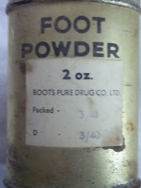 British tin with footpowder all dated 1940, price is pro each.Engelse voetpoeder busjes prijs is per stuk