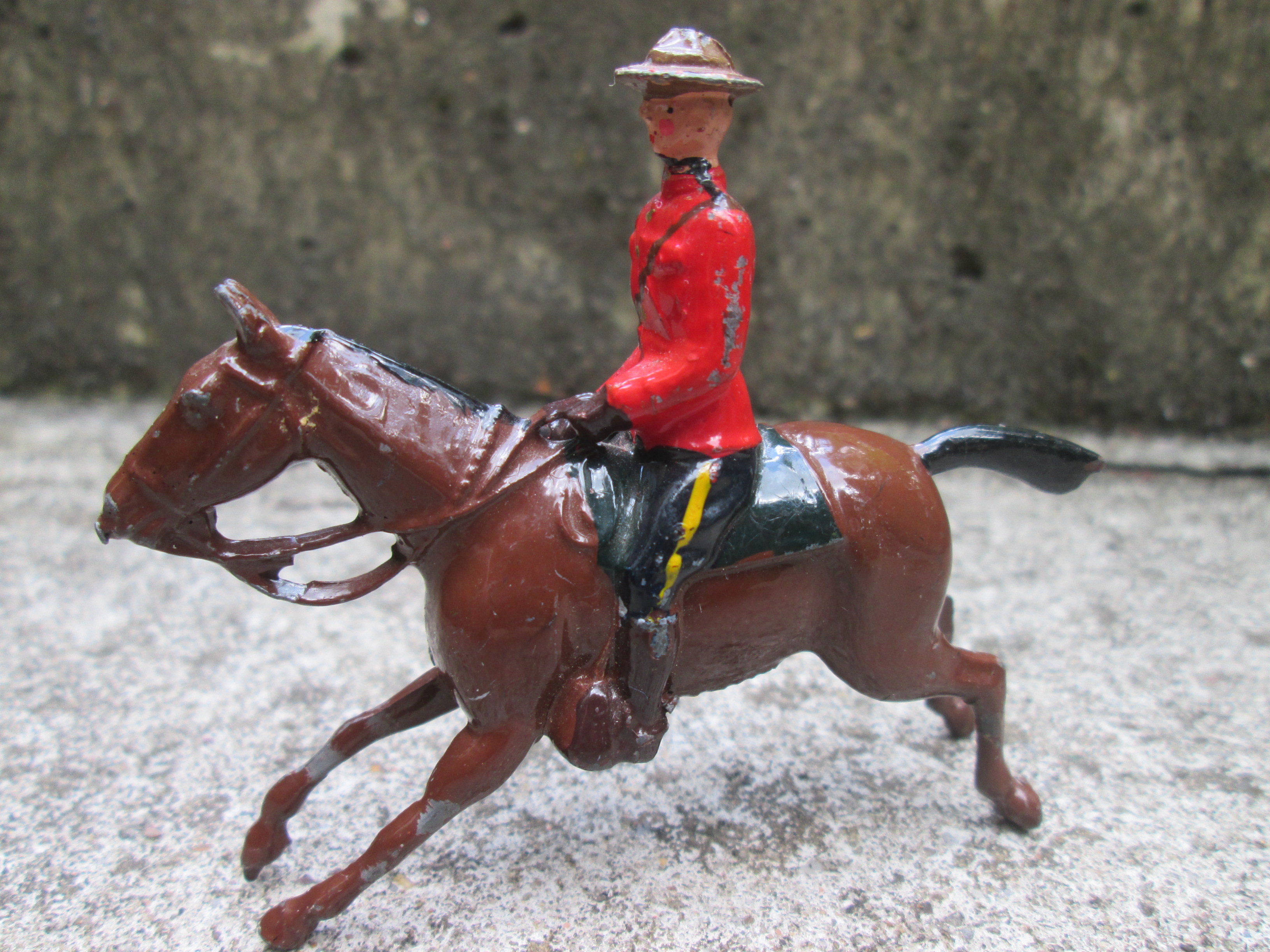 Tin soldier Mountain police Canada with moving arm. Tinnen speelgoed soldaatje Canadese Mountain politie met bewegende arm Britain made.