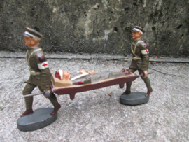 ELASTOLIN 2 American red cross soldiers with wounded man. 2Amerikaanse rode Kruis soldaten met brancard, goede staat mint