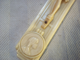 Hard plastic, celluloid communie setje kruisbeeld, met wijwatersvaatje  zeer decoratief.