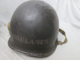 US- Army M1 helmet swivel bail front seam, Red Cross driver ambulance. Amerikaanse helm M1 met rode kruis embleem  en AMBULANCE opschrift. zeldzame helm met bijbehorende binnenhelm 100% origineel. TOP