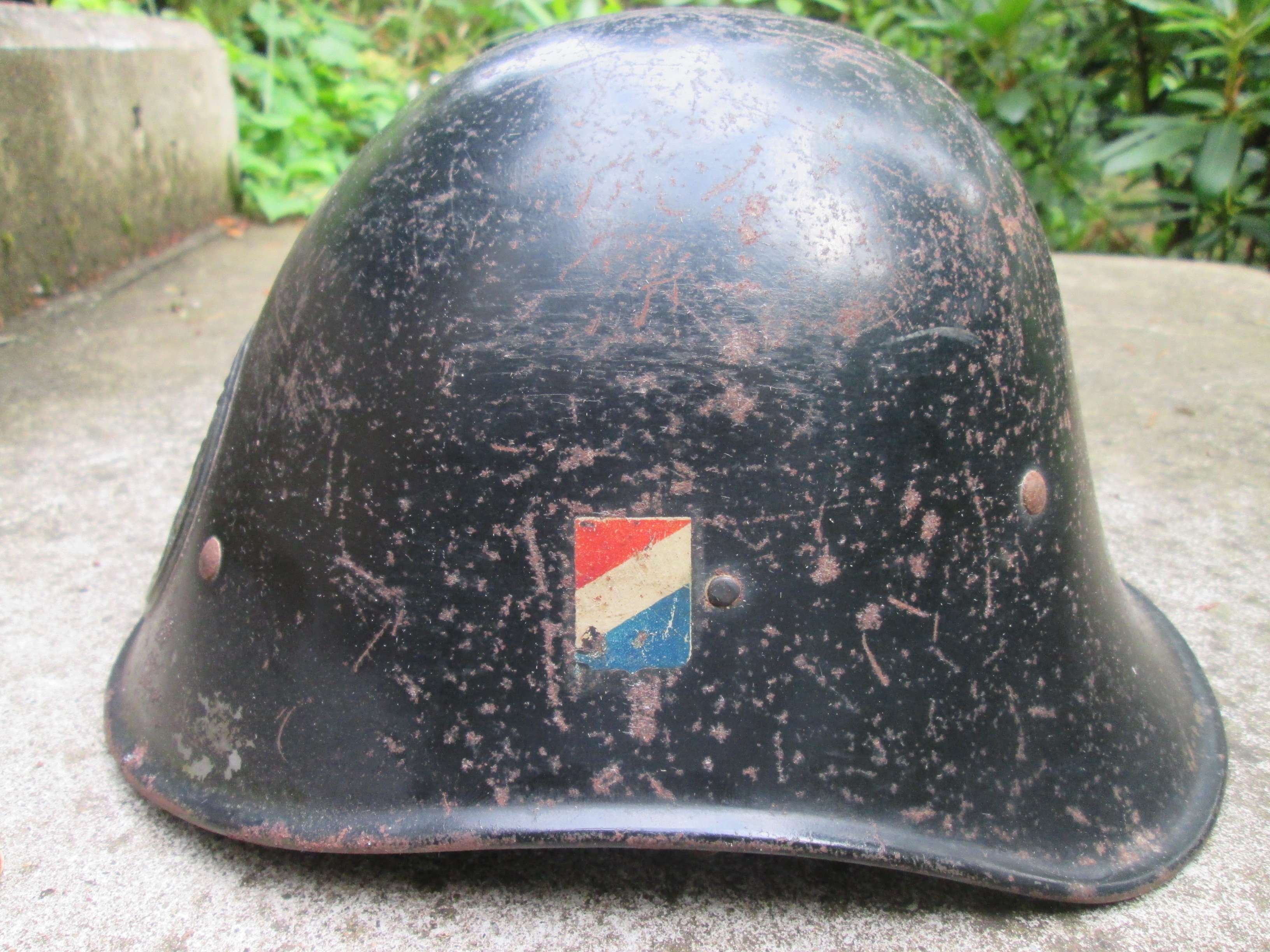 Dutch calaboration helmet of the police. Nederlandse staalhelm model 1934 met dubbel decal van de Schalkhaar politie, helm CM 1940 gestempeld zeer nette staat ZELDZAAM stuk.