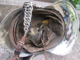 British Merry Weather fire brigade officers helmet from the fire Brigade association. Engelse officiers brandweerhelm met herinneringsembleem van de Fire Brigade association geemailleerd. TOP stuk