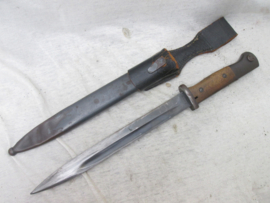 German K-98 Mauser bayonet with leather frog no matching numbers. Duitse K-98 Mauser bajonet, met drager niet gelijk genummerd, deuken in de schede, verder zeer nette staat.