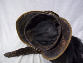 French officers helmet Dragonder regiment, attickfound. Franse Dragonder officiers helm verzilverde bol met vuurvergulde kam embleem ketting. zo gevonden dus niet schoongemaakt of opgeknapt, wonderlijk.