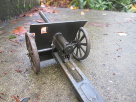 tin gun. blikken speelgoed kanon