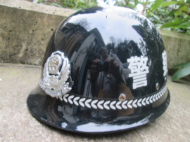 Helmet of the Chinese police. Helm van de Chinese politie. 2 talig. oproerpolitie. zeldzaam stuk moeilijk te vinden.