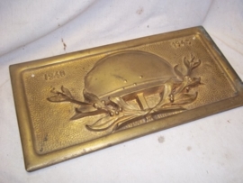 Belgium remembrance plaque 1940- 1945 bronze, with the M31 helmet.Belgische plaquette, brons vuurverguld met daarop de Belgische helm en de jaartallen 1940-1945.