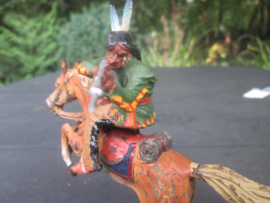ELASTOLIN Indian. Indiaan op paard met geweer goede staat mooi figuur.