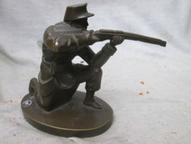 Little bronse statue of a Belgium soldier. Klein bronzen beeldje van ee nbelgische soldaat met kepie, shako. begin WO1 1914-1915 gesigneerd met een omcirkelde W.